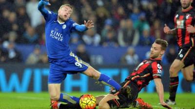 Jamie Vardy del Leicester recibe una falta de Simon Francis del Bournemouth. Foto AFP