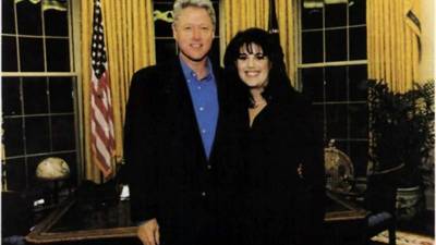 Mónica Lewinsky junto a Bill Clinton en la Casa Blanca.