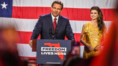 Ron DeSantis celebró su victoria tras ser reelegido como gobernador de Florida junto a su esposa, Casey DeSantis.