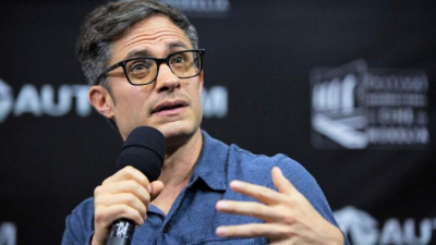 Gael García Bernal es un actor, productor y director mexicano, ganador del Globo de Oro por su actuación en la serie Mozart in the Jungle.