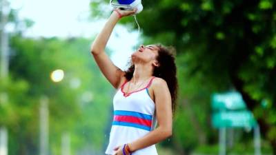 Expertos recomiendan tomar suficiente agua.