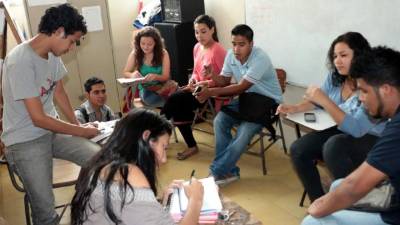 Estudiantes suspendidos y simpatizantes reunidos ayer. Foto: Ricardo Claros.