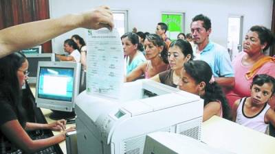 A diario, muchos hondureños acuden a las oficinas del RNP a realizar distintos trámites, como solicitud de partidas y cédulas.