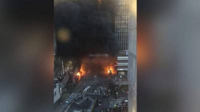 Una imagen muestra vehículos y contenedores en llamas hoy en una calle al lado de la estación de tren Gare de Lyon en París.