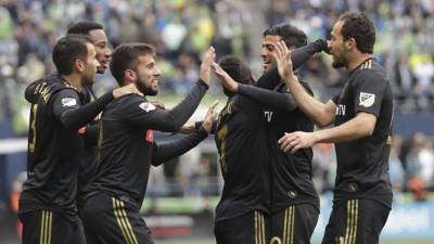 Los jugadores de Los Ángeles FC celebran el gol del mexicano Carlos Vela.
