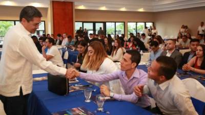 Jóvenes representantes de diversos sectores estuvieron en el conversatorio con el candidato Juan O. Hernández.