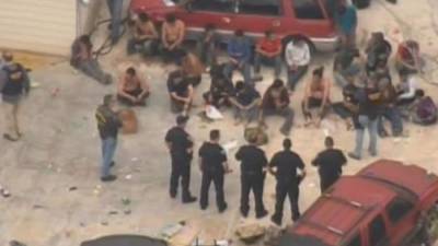 El Servicio de Inmigración y Control de Aduanas de los Estados Unidos (ICE, por sus siglas en inglés) confirmó que fueron 115 los migrantes hallados en la casa, y no 113 como en un inicio se había reportado. De ellos, 99 hombres y 16 mujeres. Foto tomada de telemundo47.com