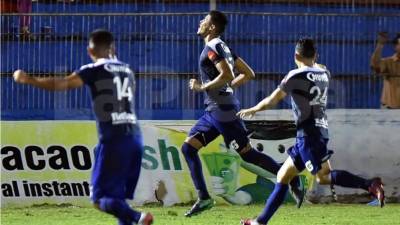 Marcelo Pereira corre a celebrar su gol que le dio la victoria al Motagua ante el Vida. Foto Samuel Zelaya