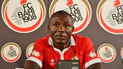 Minala durante su paso por el Bari.