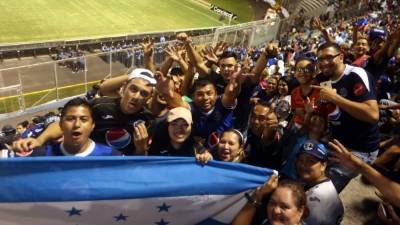 Un llenazo espectacular en el estadio Nacional de la afición del Motagua alentando a su equipo en la gran final de la Liga Concacaf contra el Herediano.