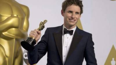 El británico Eddie Redmayne se llevó este domingo en el teatro Dolby de Hollywood el Óscar a Mejor actor por 'Teoría del todo', una película biográfica en la que se pone en la piel del físico Stephen Hawking.