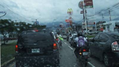 Las lluvias que están azotando la Capital Industrial están dejando bastantes acumulados. Las temperaturas serán cálidas. Foto: Wendell Escoto