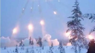 Se trata del famoso sistema múltiple de lanzamiento de cohetes soviético BM-21, apodado 'Grad' ('granizo' en ruso). Esta arma cuenta con 40 cohetes de 122.4 milímetros. Foto tomada de LiveLeak