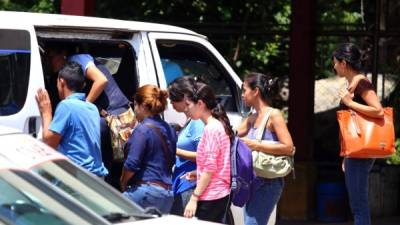 Estudiantes de la Unah-vs al salir de clases y abordar el transporte para ir a su casa. Los asaltos son comunes en los buses.