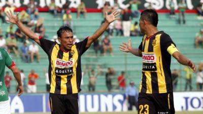 El capitán aurinegro Edder Delgado reclamó por la expulsión de Javier Portillo.