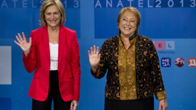 Chilean presidential candidate for the New Majority coalition, Michelle Bachelet (R) and pright-wing residential candidate Evelin Matthei (L) are seen before the presidential debate organized by ANATEL (Association of Brocasting of Chile) in Santiago, on December 10, 2013. Chile will have the second round of the presidential elections on December 15, in which former socialist president Michelle Bachelet is the favourite. AFP PHOTO / MARTIN BERNETTI