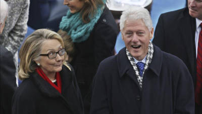 En la imagen, la ex secretaria de Estado de EE.UU. Hillary Clinton (i) y su marido, el expresidente estadounidense Bill Clinton (d). EFE/Archivo