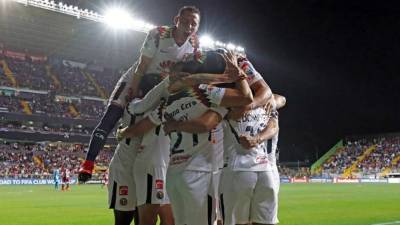 Los jugadores del América de México celebrando uno de los goles ante el Saprissa de Costa Rica.