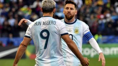 Messi le dio la asistencia al 'Kun' Agüero para su gol contra Chile. Foto AFP