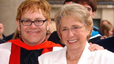 Sheila con su hijo Elton John