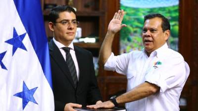 Momento en el que el nuevo funcionario era juramentado.