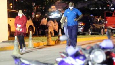 La práctica de la prueba de luminol se realizó anoche tanto en el vehículo donde se conducía la noche de su muerte Carlos Collier como en la casa de Elías Taufic Chaín, donde antes de morir departía la víctima. foto la prensa