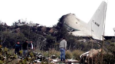 Una persona observa una parte del avión destruido en una zona montañosa en la provincia Oum El Bouaghi, Argelia.