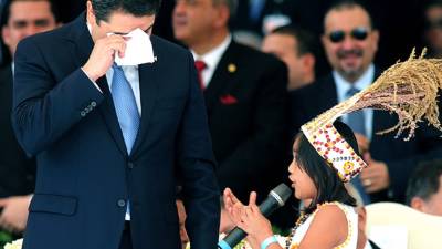 La niña Damaris Sarahí López de la escuela Guía Técnica Número 15 de Gracias, Lempira, hizo llorar al nuevo presidente de Honduras con una canción.