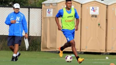 El seleccionador de Honduras, Jorge Luis Pinto, respalda a Bryan Acosta. Foto Josué Banegas