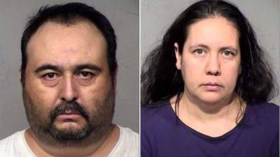 Combo de dos fotografías facilitadas por el Departamento de Policía de Phoenix donde aparecen la pareja de latinos Jorge Francisco Valenzuela, de 45 años, y Brenda Acuña Agüero, de 39 años, quien se encuentra retenida y enfrenta una fianza de 250.000 por asalto sexual.