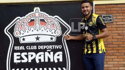 Alejandro Reyes, feliz en su presentación con el Real España. Foto Neptalí Romero