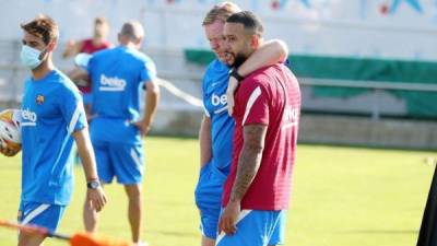 Ronald Koeman le dio un abrazo a Depay en el momento que el delantero se integraba a los entrenamientos. Foto FC Barcelona web.
