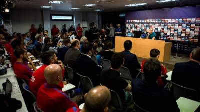 Andrés Iniesta, durante la rueda de prensa que ha ofrecido en la ciudad deportiva Joan Gamper en la que ha anunciado que abandonará el Barcelona a la finalización de esta temporada. Foto EFE