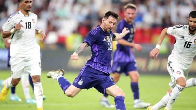 Lionel Messi marcó de derecha su gol en el último amistoso previo al Mundial de Qatar.