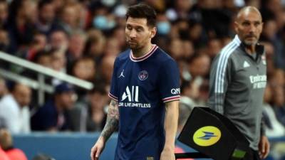 Messi en el último partido ante el Lyon salió de cambio y se marchó molesto. Foto AFP