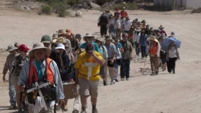 Un grupo de 50 personas, de diversas nacionales y grupos étnicos, participa en la 'Caminata del Migrante: Caminamos por la Vida' el lunes 26 de mayo de 2014, en Sasabe estado de Sonora (México). Cincuenta activistas de Estados Unidos, Canadá, Centroamérica y México iniciaron hoy en México una caminata que llegará a Arizona, Estados Unidos, y que recorrerá el mismo camino que usan los indocumentados en su travesía por el desierto. El grupo inicio la 'Caminata del migrante: Caminamos por la vida' en el estado de Sonora, en México, y cruzará los próximos días la frontera en un recorrido de unos 120 kilómetros (75 millas) hasta llegar a la ciudad de Tucson, en Arizona, el próximo domingo. 'Es muy triste darse cuenta que seguimos escuchando las mismas historias una y otra vez', dijo en una conferencia de prensa Todd Miller, uno de los fundadores de la caminata anual que se realiza desde hace 11 años. GARY M WILLIAMS / EFE