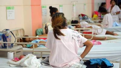 Madres adolescentes descansan en una de las salas del materno infantil del Leonardo Martínez de esta ciudad. Fotos: Amilcar Izaguire