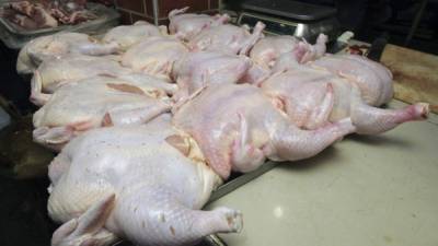 Los guatemaltecos podrían comprar pollo a un menor precio si permitieran el ingreso del producto hondureño.
