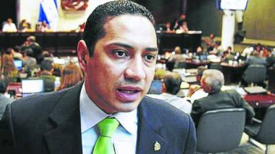 El diputado Osman Aguilar anunció la aprobación de la ley contra el lavado.