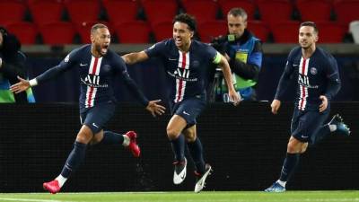 Neymar corre junto a Marquinhos y Pablo Sarabia para celebrar su gol. Foto EFE
