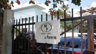 Los cuerpos fueron trasladados a la morgue.