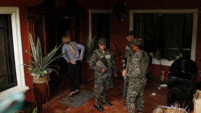 Elementos del Ejército, personal de la Oabi y fiscales llegaron ayer a la casa de Ada Muñoz a asegurarla e inventariar los artículos que hay dentro de la misma.