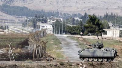 Un carro de combate turco custodia la frontera con Siria cerca de Reyhanli, Hatay (Turquía). EFE/Archivo