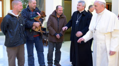 El sumo pontífice festeja este martes en el Vaticano sus 77 años con la visita de mendigos en un desayuno.