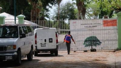 Personal sanitario desinfecta este jueves el albergue Casa del Árbol en el municipio de Villahermosa en el estado de Tabasco. EFE