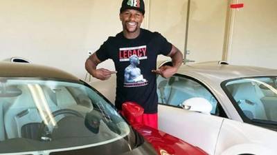 Floyd Mayweather Jr. sigue gastando su gran fortuna en autos.