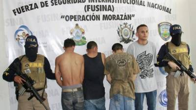 A los cuatro detenidos se les acusa de extorsión.