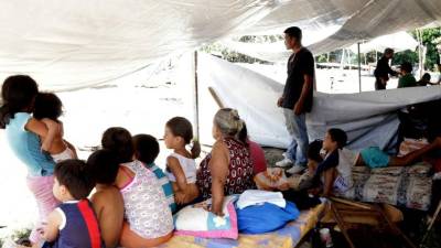 Varias familias se acomodaron bajo una misma carpa. Fotos: Franklyn Muñoz