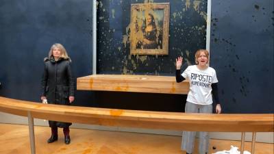 Dos activistas ambientales que defienden el derecho a una alimentación sana arrojaron sopa al cuadro de la Mona Lisa.