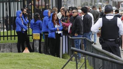 Ciudadanos colombianos solicitantes de visa de los Estados Unidos esperan en una fila en la sede de la embajada de EEUU en Bogotá (Colombia).